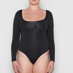 SKIMS ESSENTIAL LONG SLEEVE SCOOP NECK black THONG BODYSUIT
